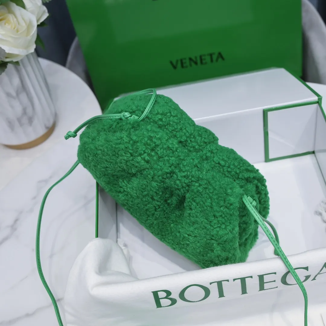 The small parrot green 🐱 BV pouch cloud bag is a fluffy version. It’s here, it’s here, it’s here with the fluff. You’ll know how cute it is when you see the real thing! The soft and fluffy feel is really great. Rua, this year’s furry style, I stand on bv! ! Whether it is a jodie cloud bag or a tote, not all curly teddy fur can be used to make goods. The curl size of the fur directly affects the similarity of the entire bag. Material: full fur and lambskin ➕ lambskin lining is much more expensive than full leather! Again, if you don’t want to develop ZP, of course you have to be willing to spend money ~ 22*13*5,